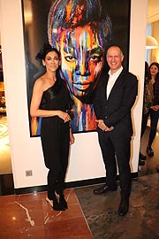 Künstlerin Afsaneh Nagy, Hoteldirektor Frank Beiler © Eröffnung der Ausstellung „Colors“ im Hotel Le Méridien München (©Foto: Martin Schmitz)